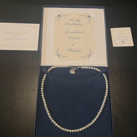 Bradford Exchange “Grandma’s Pearls of Wisdom” authentic pearl necklace - Picture 2 of 3